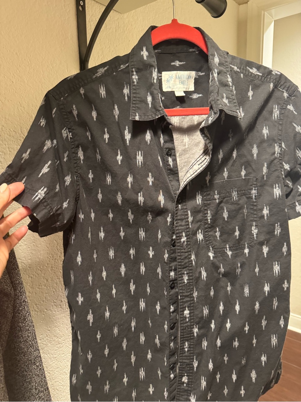 American Eagle Outfitters Men’s Black Short-Sleeve Printed Button-Up Shirt